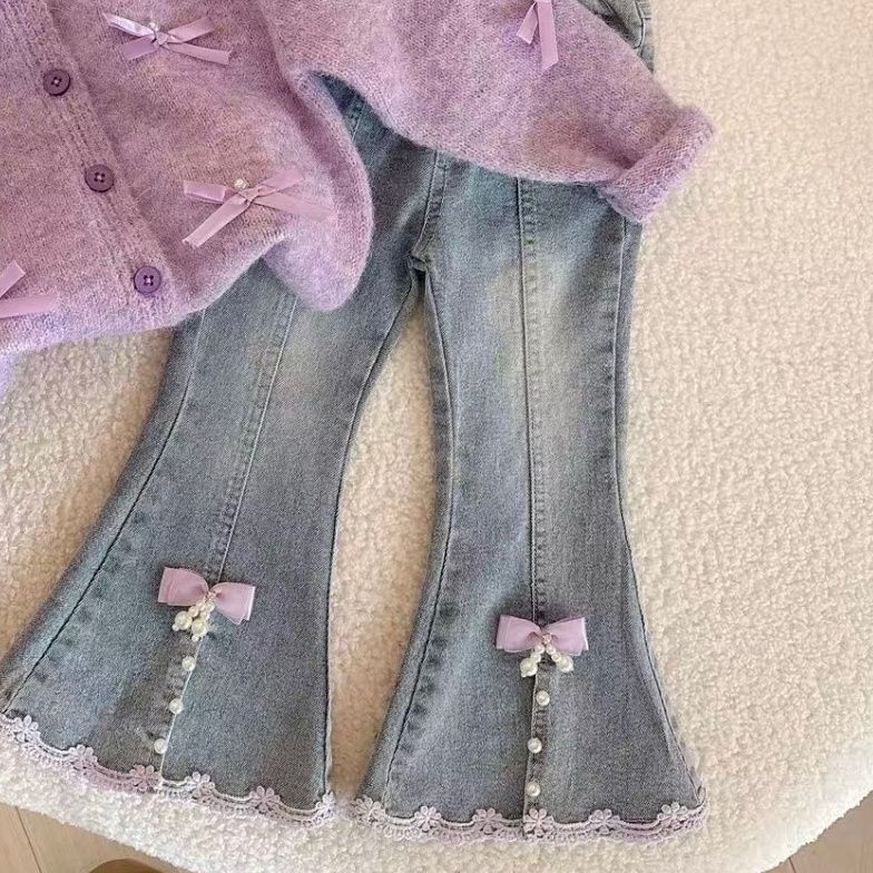 Ženski trodjelni set: pleteni prsluk, majica i traperice s proširenim krojem; pamuk 71–80%; prikladno za proljeće i jesen; dobna skupina 3–8 godina