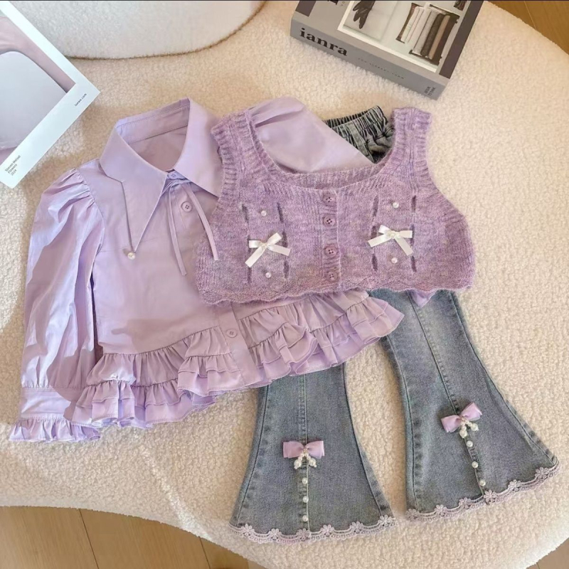 Ženski trodjelni set: pleteni prsluk, majica i traperice s proširenim krojem; pamuk 71–80%; prikladno za proljeće i jesen; dobna skupina 3–8 godina