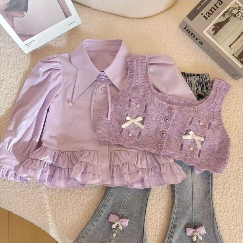 Ženski trodjelni set: pleteni prsluk, majica i traperice s proširenim krojem; pamuk 71–80%; prikladno za proljeće i jesen; dobna skupina 3–8 godina