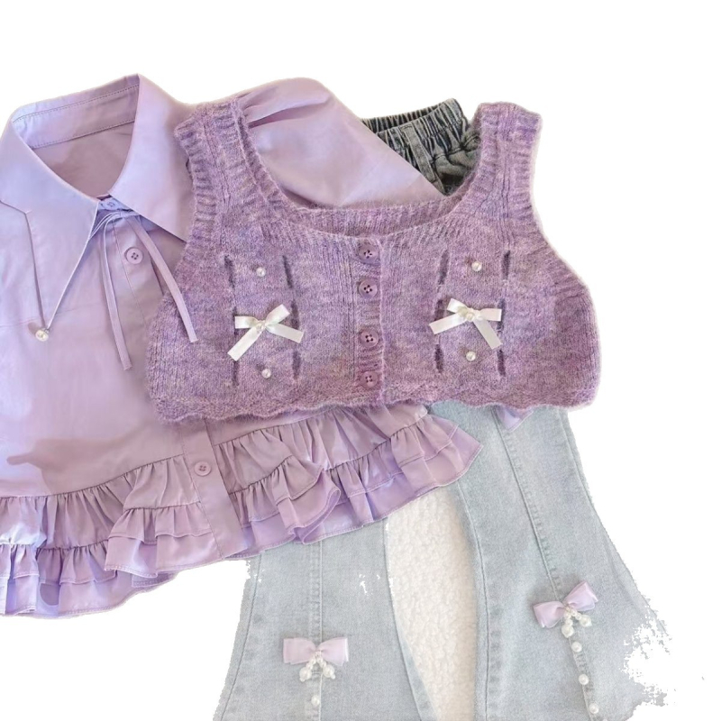 Ženski trodjelni set: pleteni prsluk, majica i traperice s proširenim krojem; pamuk 71–80%; prikladno za proljeće i jesen; dobna skupina 3–8 godina