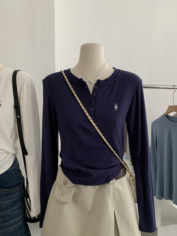 Naistele kapuutsiga topp flisvooderduse ja tikandiga, kitsas lõige, pikad varrukad