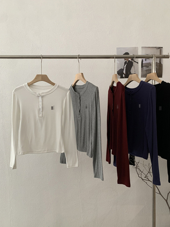 Naistele kapuutsiga topp flisvooderduse ja tikandiga, kitsas lõige, pikad varrukad