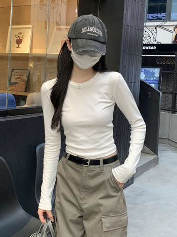 Pamuk-elastan majica slim-fit, dugi rukavi, okrugli izrez, kratka duljina