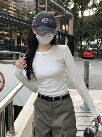 Pamuk-elastan majica slim-fit, dugi rukavi, okrugli izrez, kratka duljina