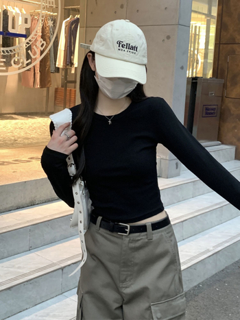 Pamuk-elastan majica slim-fit, dugi rukavi, okrugli izrez, kratka duljina