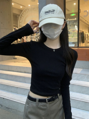 Pamuk-elastan majica slim-fit, dugi rukavi, okrugli izrez, kratka duljina