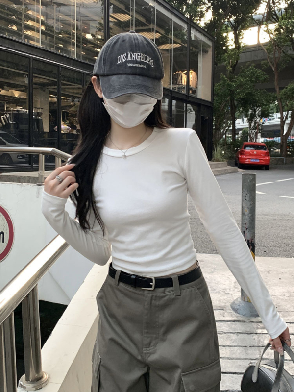 Pamuk-elastan majica slim-fit, dugi rukavi, okrugli izrez, kratka duljina