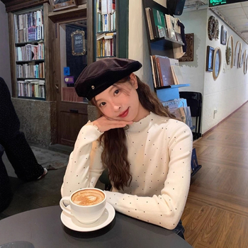 Fél-nyakú kötött felső, ujjatlan, pöttyös mintával, oversize szabás, hímzett részletekkel