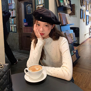 Fél-nyakú kötött felső, ujjatlan, pöttyös mintával, oversize szabás, hímzett részletekkel