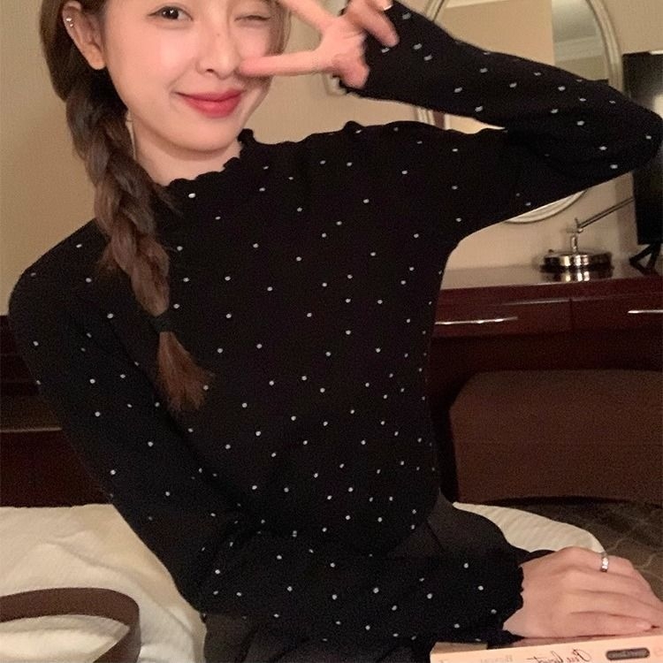 Fél-nyakú kötött felső, ujjatlan, pöttyös mintával, oversize szabás, hímzett részletekkel