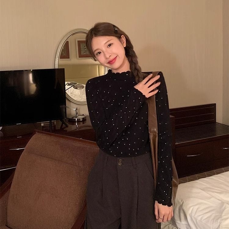 Fél-nyakú kötött felső, ujjatlan, pöttyös mintával, oversize szabás, hímzett részletekkel