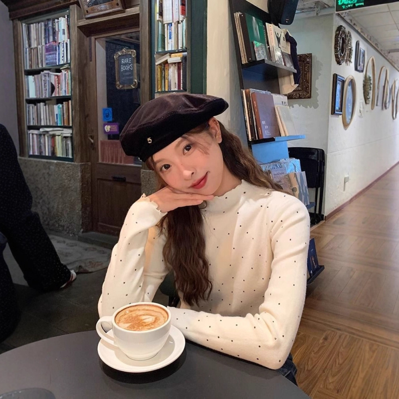 Fél-nyakú kötött felső, ujjatlan, pöttyös mintával, oversize szabás, hímzett részletekkel