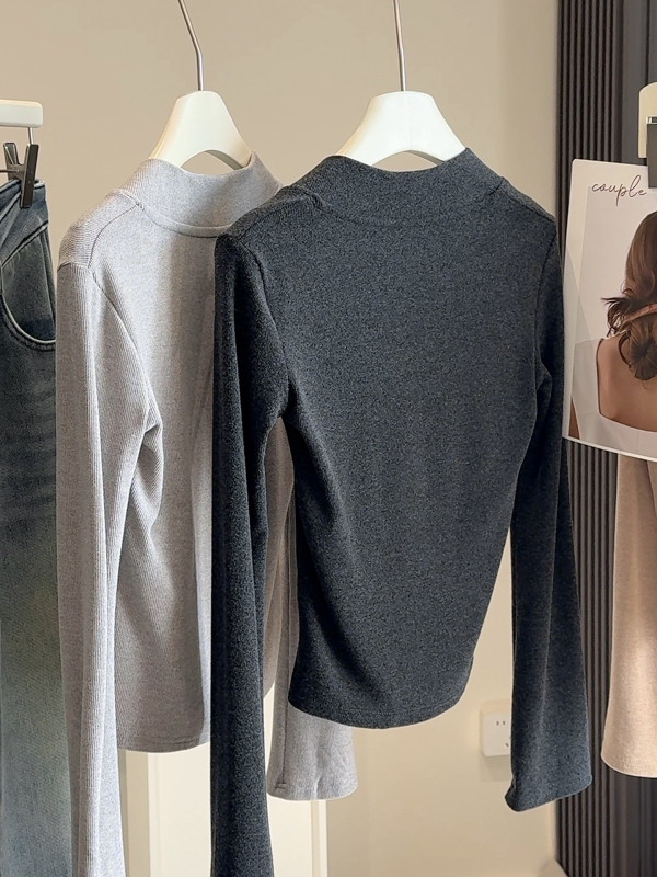 Pulover s V-izrezom, dugi rukavi, kratki kroj, poliesterska smjesa 30-50%, jednobojna, opušten stil