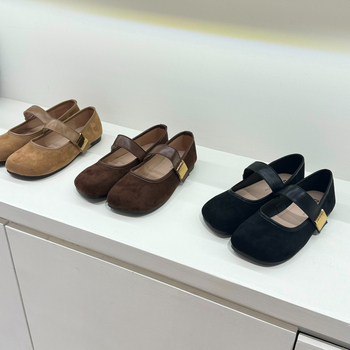 Női klin cipő, casual stílus, csatokkal záródó, mikroszálas bőr felső, gumitalp, 3–5 cm klín
