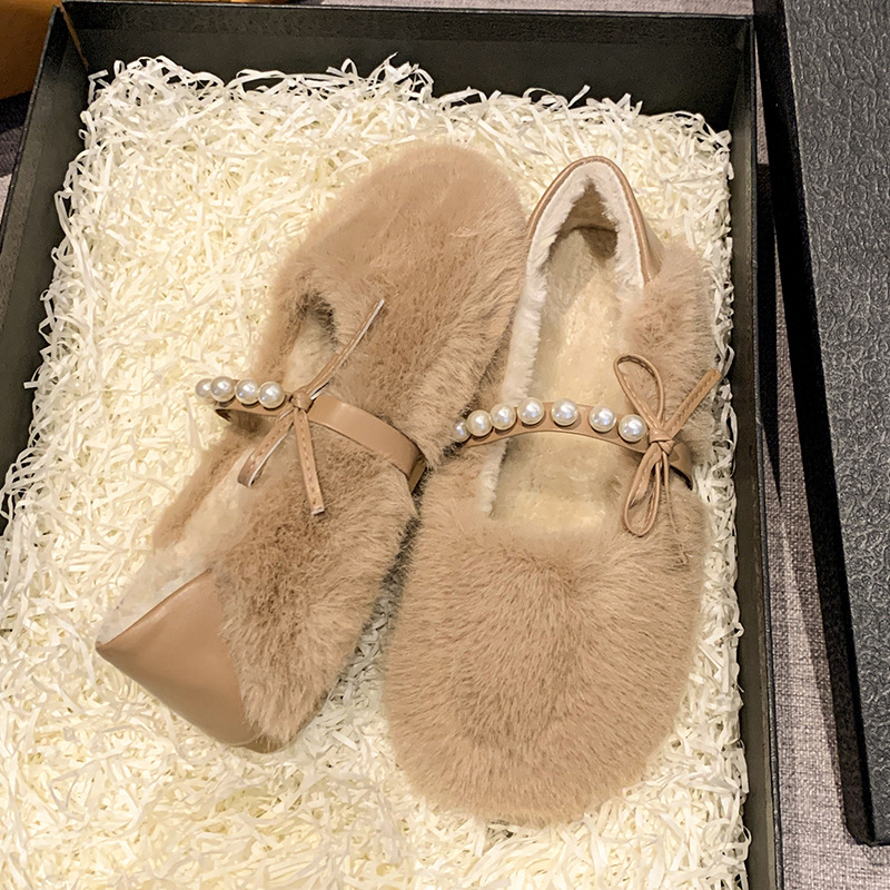 Pantofi damă slip-on cu blană: partea superioară din velur, căptușeală din țesătură, toc mic 1–3 cm, vârf rotund, talpă din cauciuc