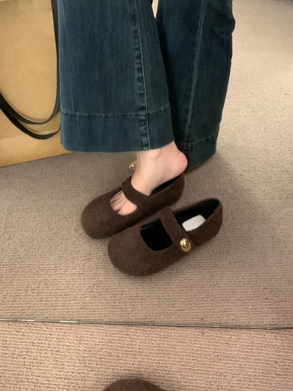 Pantofi Mary Jane - Partea superioară din velur; Vârf rotund; Înălțime toc 3–6 cm; Talpă din cauciuc; Căptușeală interioară din piele artificială