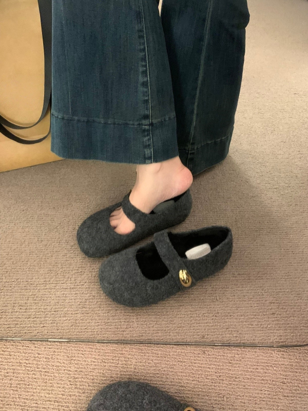 Pantofi Mary Jane - Partea superioară din velur; Vârf rotund; Înălțime toc 3–6 cm; Talpă din cauciuc; Căptușeală interioară din piele artificială