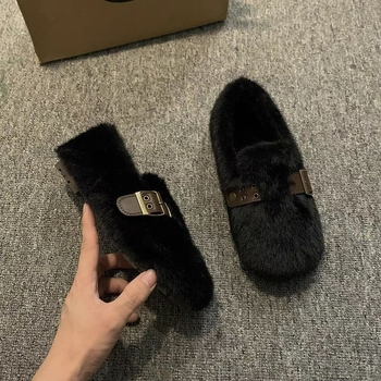 Ženske zimske loafers s krznom – Gornji materijal: nubuk (semiš); Unutarnji materijal: super vlakno; Đon: guma; Nizak potpetica: 1–3 cm; Zatvaranje: kopča