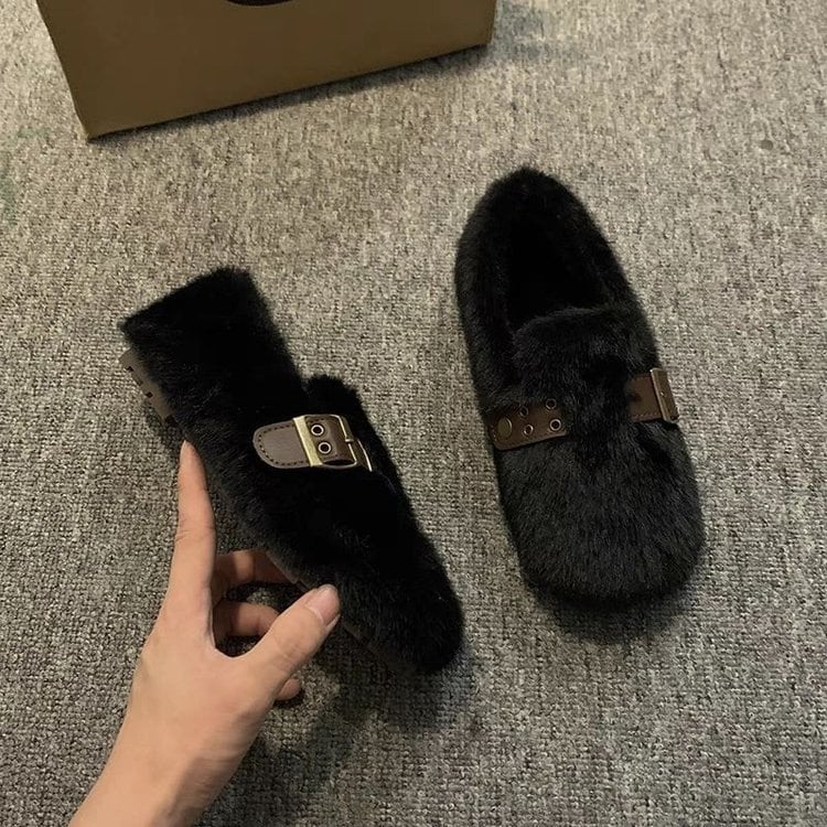 Ženske zimske loafers s krznom – Gornji materijal: nubuk (semiš); Unutarnji materijal: super vlakno; Đon: guma; Nizak potpetica: 1–3 cm; Zatvaranje: kopča