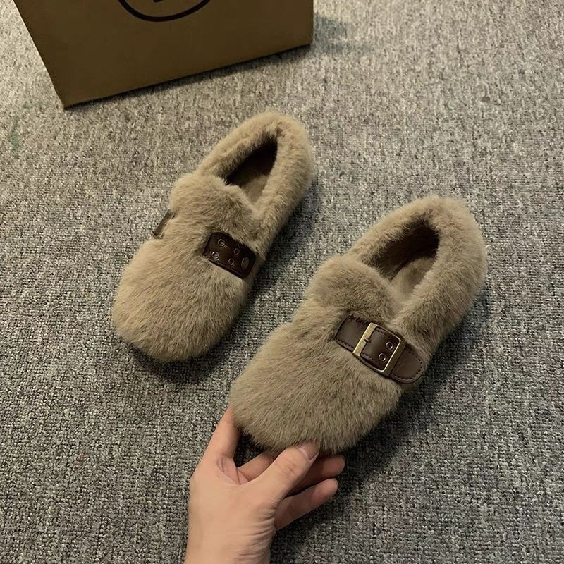 Ženske zimske loafers s krznom – Gornji materijal: nubuk (semiš); Unutarnji materijal: super vlakno; Đon: guma; Nizak potpetica: 1–3 cm; Zatvaranje: kopča