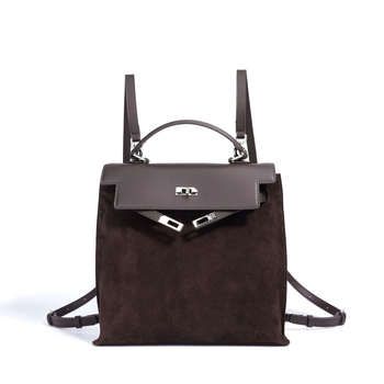 Naistele mõeldud ehtne nahast kott mattviimistlusega, vertikaalse ruudu kujuga, üks õlarihm, lukuga avamine, sisemine lukuga tasku