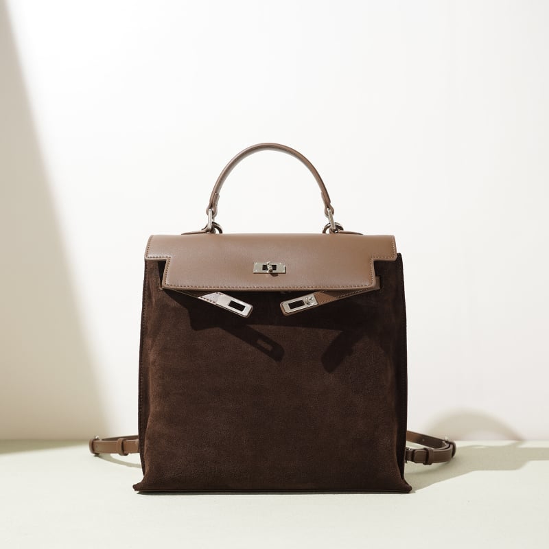 Naistele mõeldud ehtne nahast kott mattviimistlusega, vertikaalse ruudu kujuga, üks õlarihm, lukuga avamine, sisemine lukuga tasku