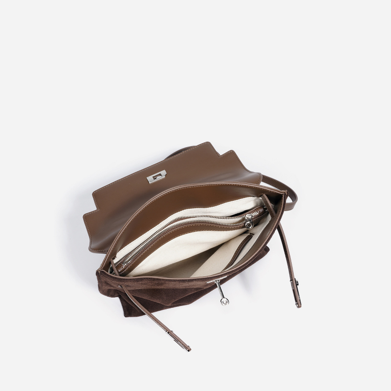 Naistele mõeldud ehtne nahast kott mattviimistlusega, vertikaalse ruudu kujuga, üks õlarihm, lukuga avamine, sisemine lukuga tasku