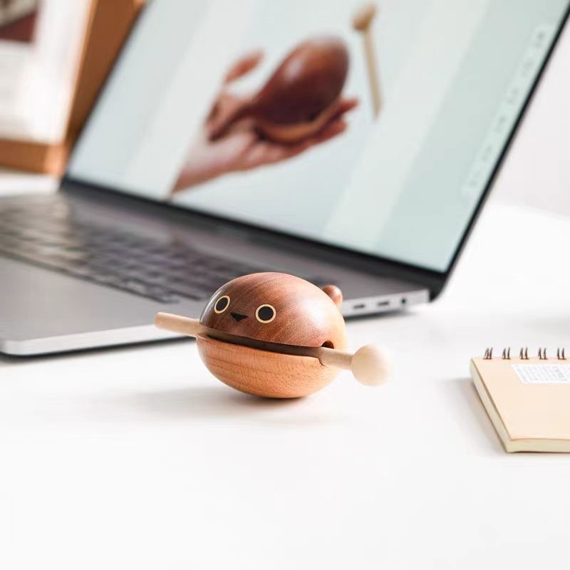 Ξύλινο ψάρι για ανακούφιση από το στρες, με χαρακτική, έβενο ξύλο, μοντέρνο μινιμαλιστικό στυλ