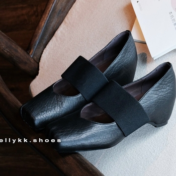 Mary Jane cipő, retro stílus, báránybőr bélés, felső anyag: szuper rost, gumi talp, vastag sarok 3–6 cm