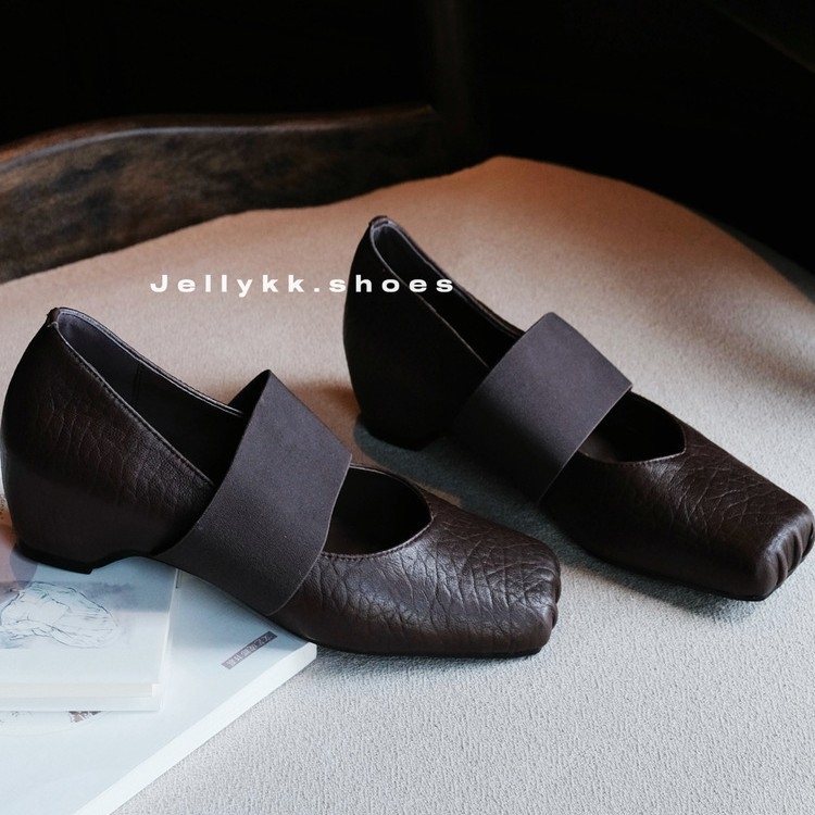Mary Jane cipő, retro stílus, báránybőr bélés, felső anyag: szuper rost, gumi talp, vastag sarok 3–6 cm