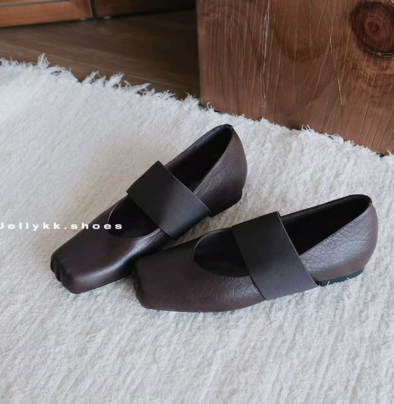 Mary Jane cipő, retro stílus, báránybőr bélés, felső anyag: szuper rost, gumi talp, vastag sarok 3–6 cm