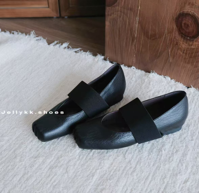Mary Jane cipő, retro stílus, báránybőr bélés, felső anyag: szuper rost, gumi talp, vastag sarok 3–6 cm