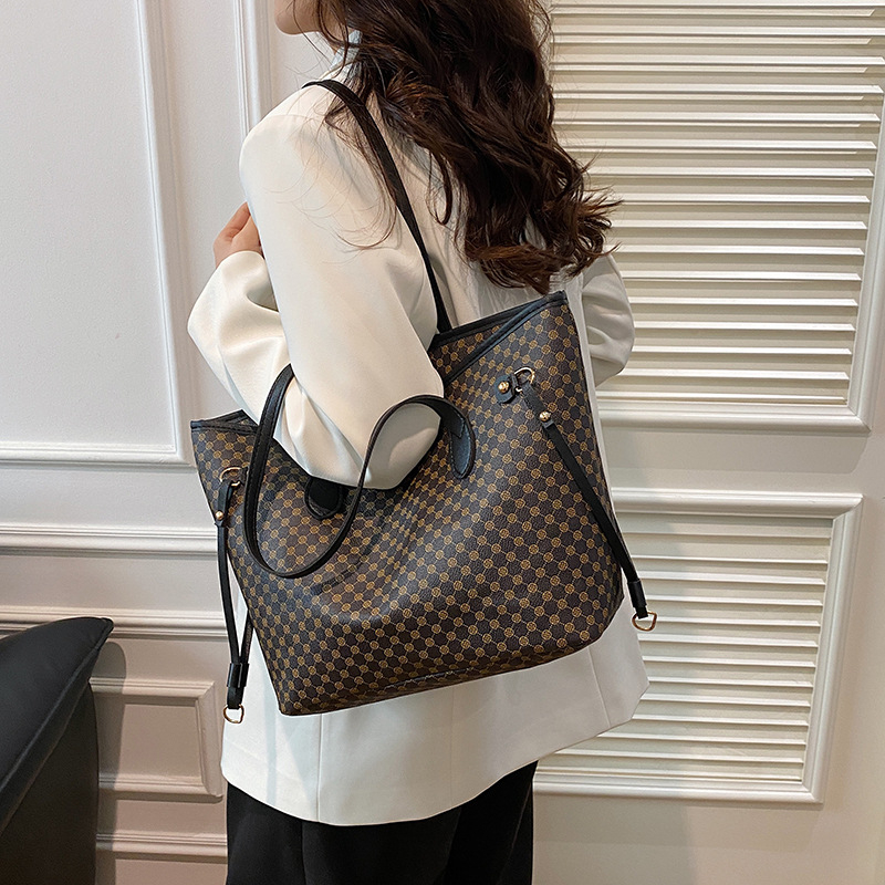 PU materjalist tote kott, tänavust stiili, tõmblukuga sulgemine, horisontaalne ruudukujuline kuju, sisemine telefonikott