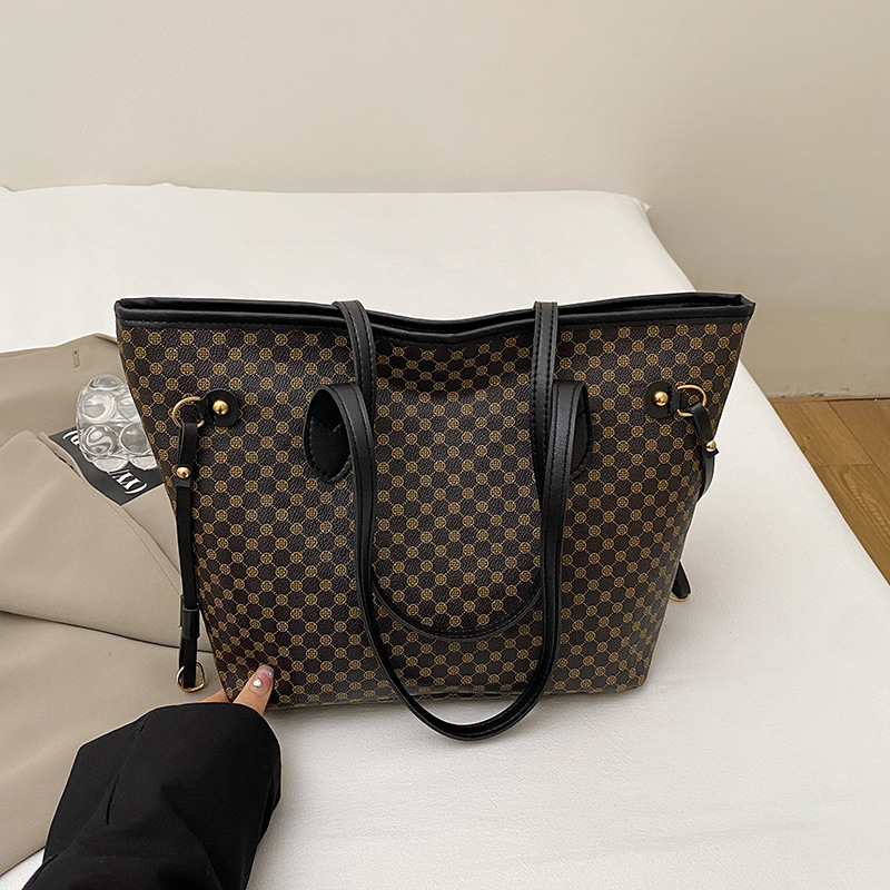 PU materjalist tote kott, tänavust stiili, tõmblukuga sulgemine, horisontaalne ruudukujuline kuju, sisemine telefonikott