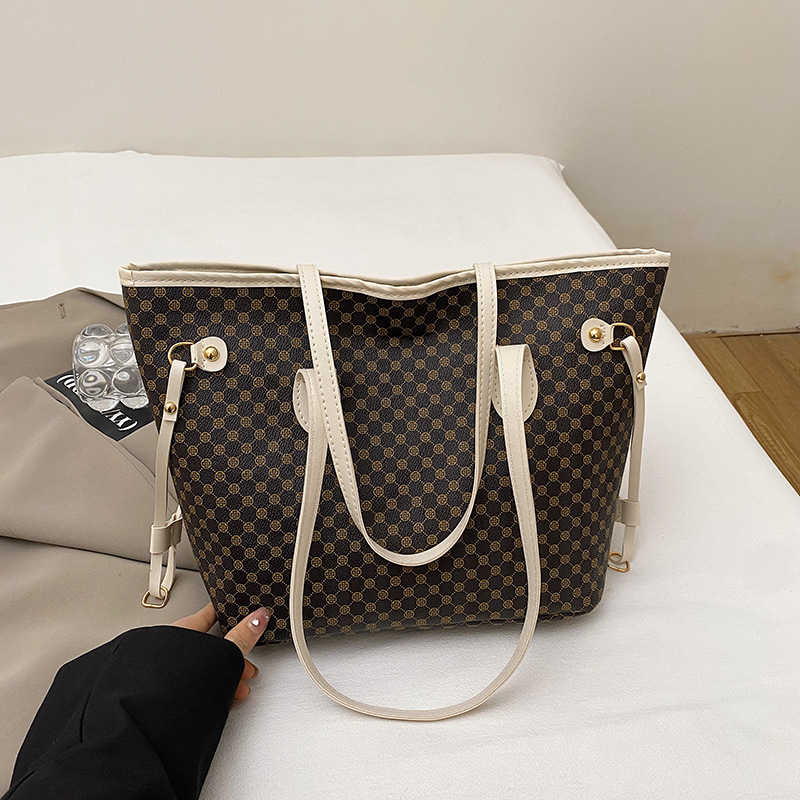 PU materjalist tote kott, tänavust stiili, tõmblukuga sulgemine, horisontaalne ruudukujuline kuju, sisemine telefonikott