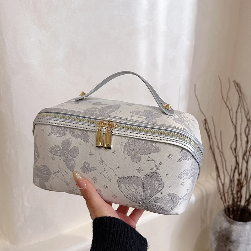 Ženská cestovná kozmetická taštička s výšivkou – Nový národný trend, motív krajiny, podšívka z polyesteru, vydanie jeseň 2025