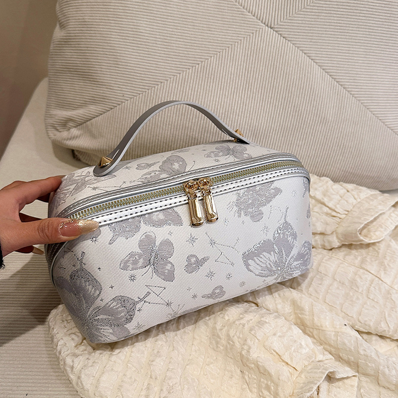 Ženská cestovná kozmetická taštička s výšivkou – Nový národný trend, motív krajiny, podšívka z polyesteru, vydanie jeseň 2025