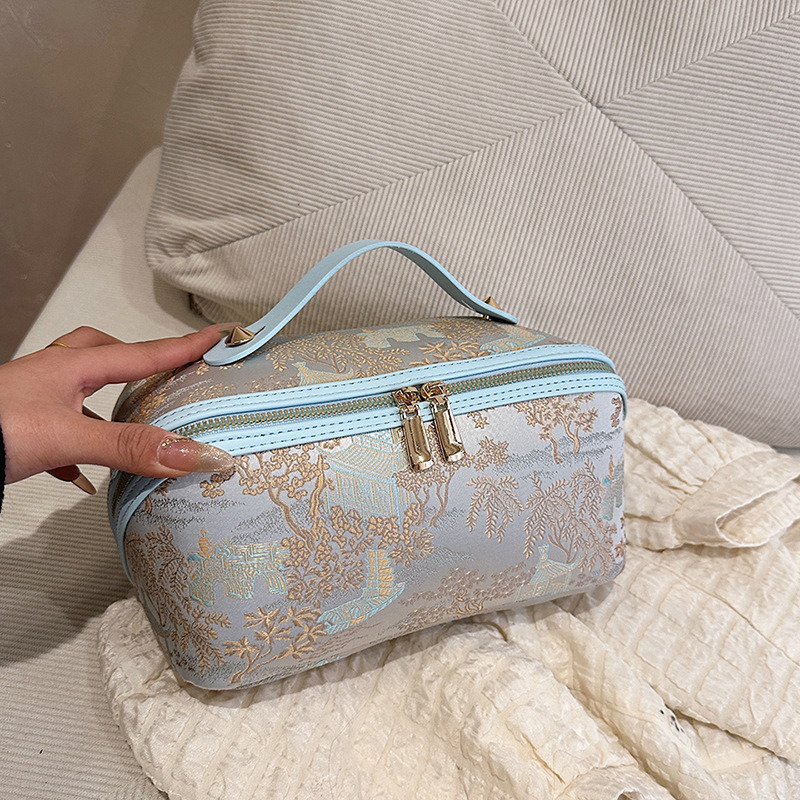 Ženská cestovná kozmetická taštička s výšivkou – Nový národný trend, motív krajiny, podšívka z polyesteru, vydanie jeseň 2025