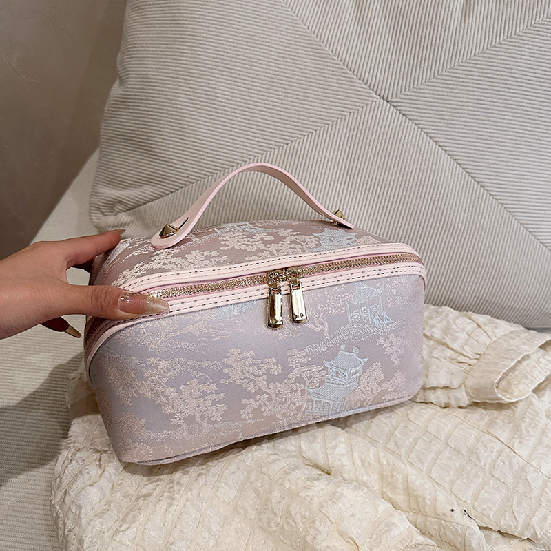 Ženská cestovná kozmetická taštička s výšivkou – Nový národný trend, motív krajiny, podšívka z polyesteru, vydanie jeseň 2025