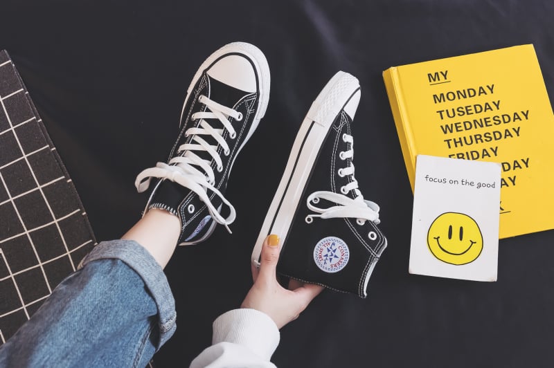 Kuangchao vyriški aukšti drobiniai sportbačiai - Korėjiečio stiliaus Ulzzang Harajuku retro, vidutinio aukščio, vulkanizuota gumos pada, raišteliai, EVA įdėklas, tinklinis pamušalas