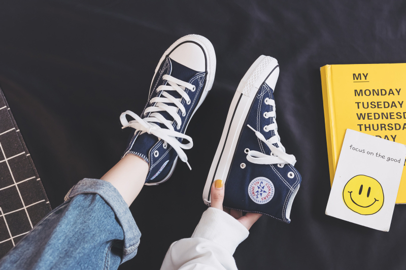 Kuangchao vyriški aukšti drobiniai sportbačiai - Korėjiečio stiliaus Ulzzang Harajuku retro, vidutinio aukščio, vulkanizuota gumos pada, raišteliai, EVA įdėklas, tinklinis pamušalas