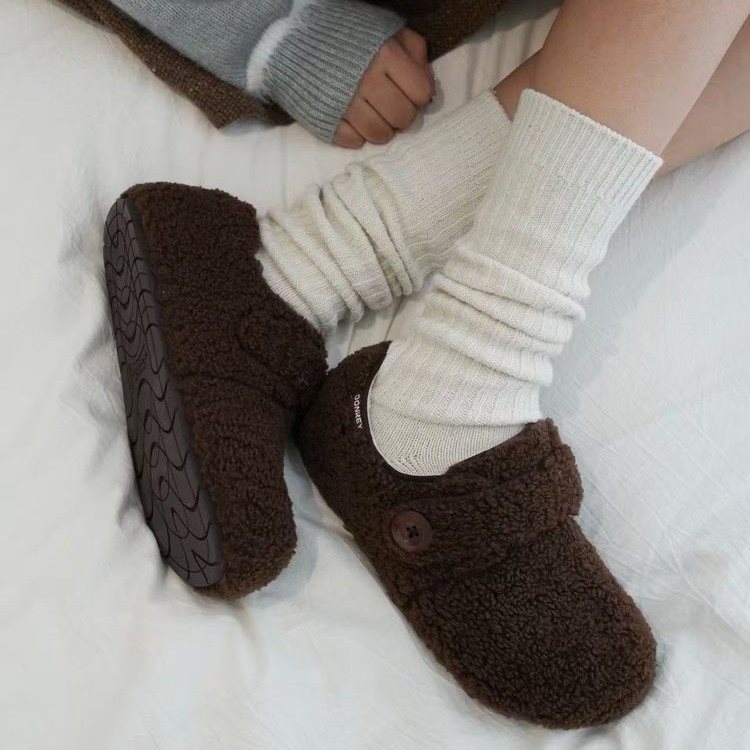 Velúr loaferek, kerek orr, rácsos mintázat, alacsony sarok 1–3 cm
