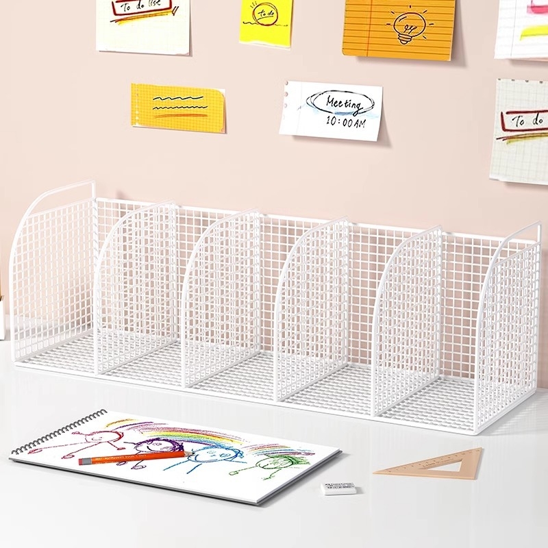 Metalinė stalinių knygų lentyna su fiksuotomis pertvaromis, itališko minimalistinio stiliaus