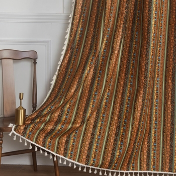 Boho stila logu aizkars ar svītrainām dekorācijām, poliestera–kokvilnas materiāls, drukāts raksts, daļēja ēnojums 40–70%, piemērots viesnīcu interjeram