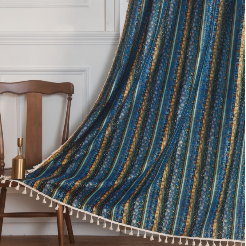 Boho stila logu aizkars ar svītrainām dekorācijām, poliestera–kokvilnas materiāls, drukāts raksts, daļēja ēnojums 40–70%, piemērots viesnīcu interjeram