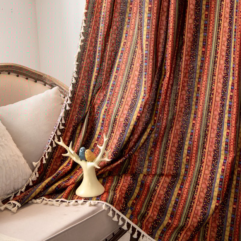 Boho stila logu aizkars ar svītrainām dekorācijām, poliestera–kokvilnas materiāls, drukāts raksts, daļēja ēnojums 40–70%, piemērots viesnīcu interjeram