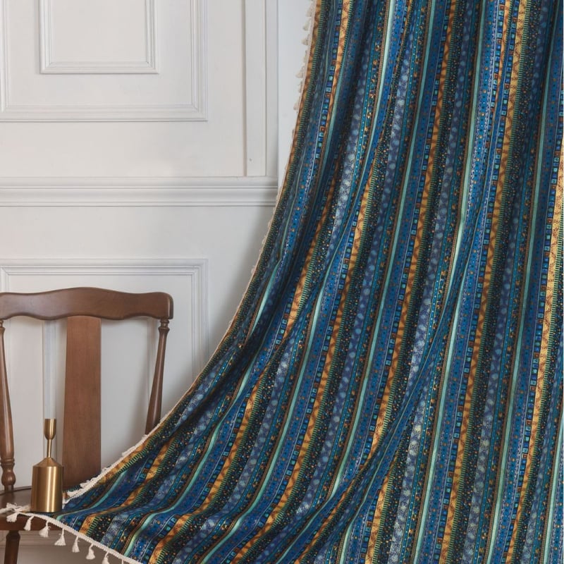 Boho stila logu aizkars ar svītrainām dekorācijām, poliestera–kokvilnas materiāls, drukāts raksts, daļēja ēnojums 40–70%, piemērots viesnīcu interjeram