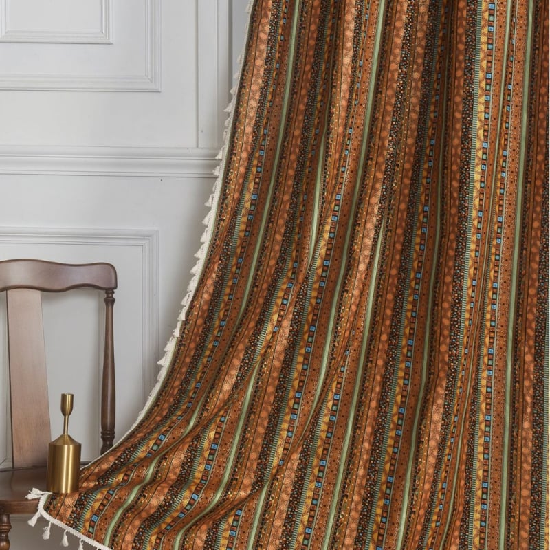 Boho stila logu aizkars ar svītrainām dekorācijām, poliestera–kokvilnas materiāls, drukāts raksts, daļēja ēnojums 40–70%, piemērots viesnīcu interjeram