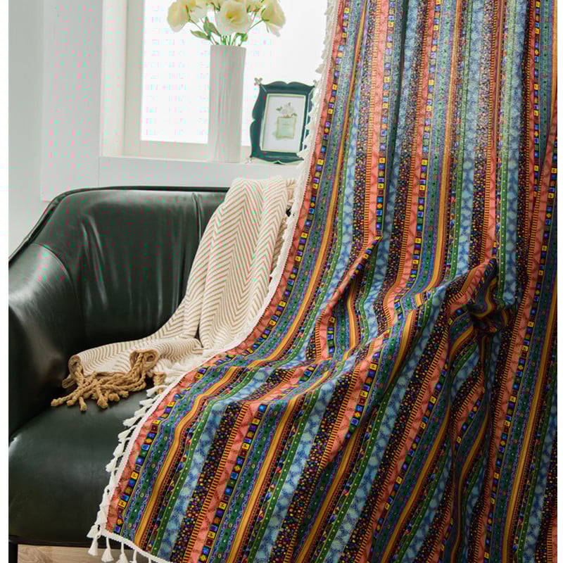 Boho stila logu aizkars ar svītrainām dekorācijām, poliestera–kokvilnas materiāls, drukāts raksts, daļēja ēnojums 40–70%, piemērots viesnīcu interjeram