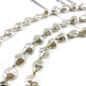 Krepšio grandinė iš akrilo su nereguliariomis perliukų dekoracijomis ir metaliniu kabliu